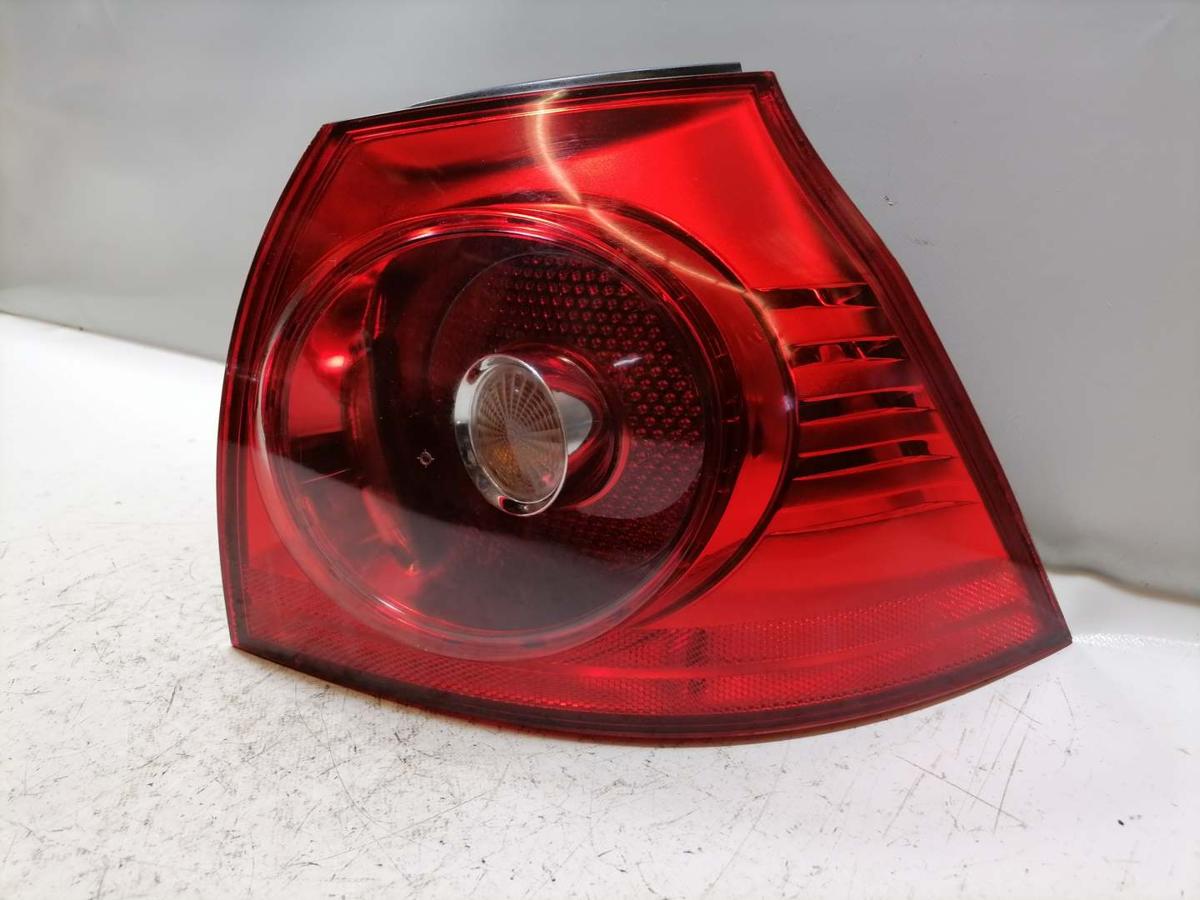 VW Golf 5 original R&uuml;cklicht R&uuml;ckleuchte Heckleuchte au&szlig;en rechts Flie&szlig;heck BJ04